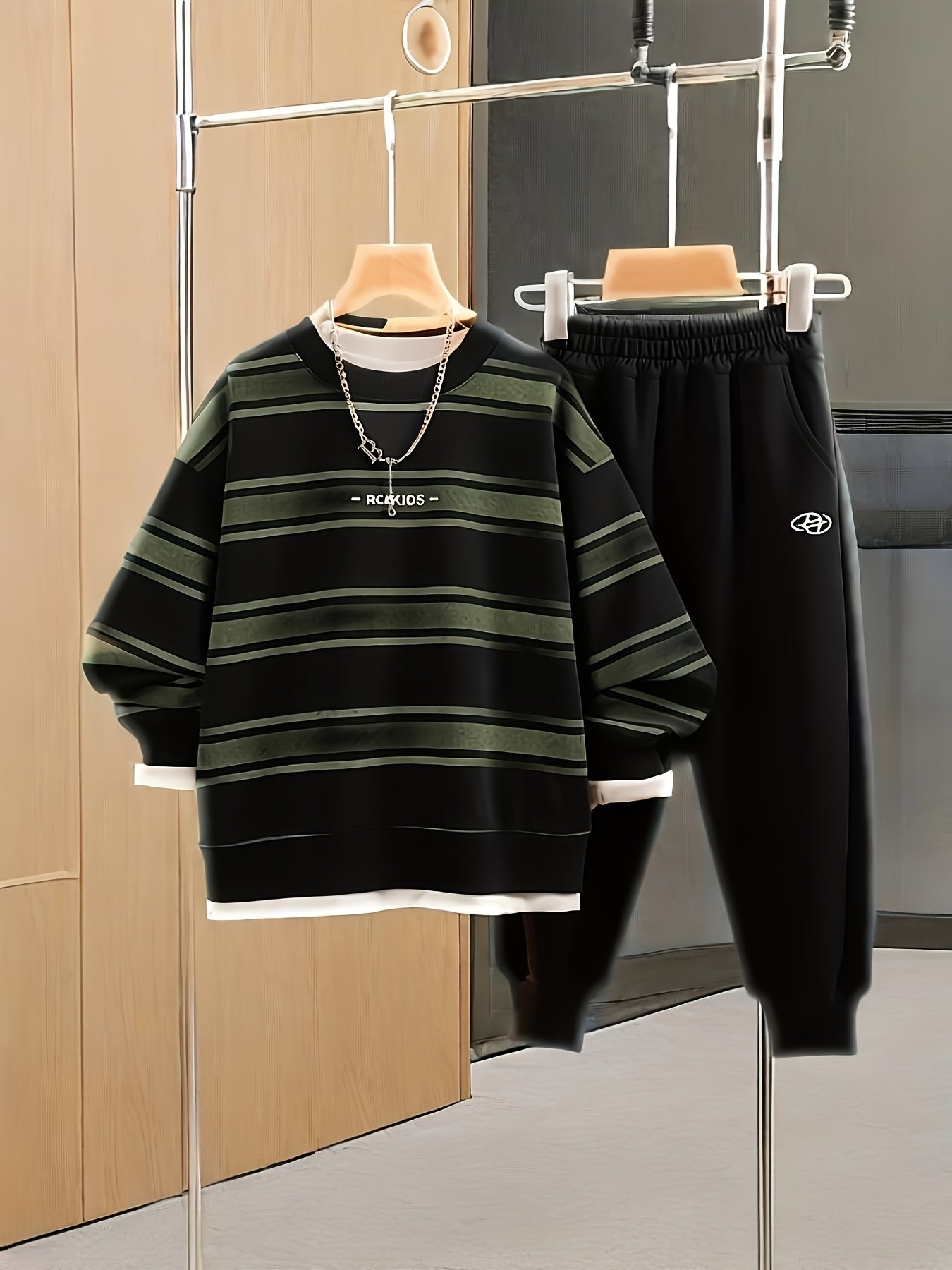 Boys' Autumn 2025 New Style Outfit Featuring a Round Neck Sweatshirt And Pants, Designed to Look Like a Two-Piece Set with Trendy Striped Prints, for Outdoor