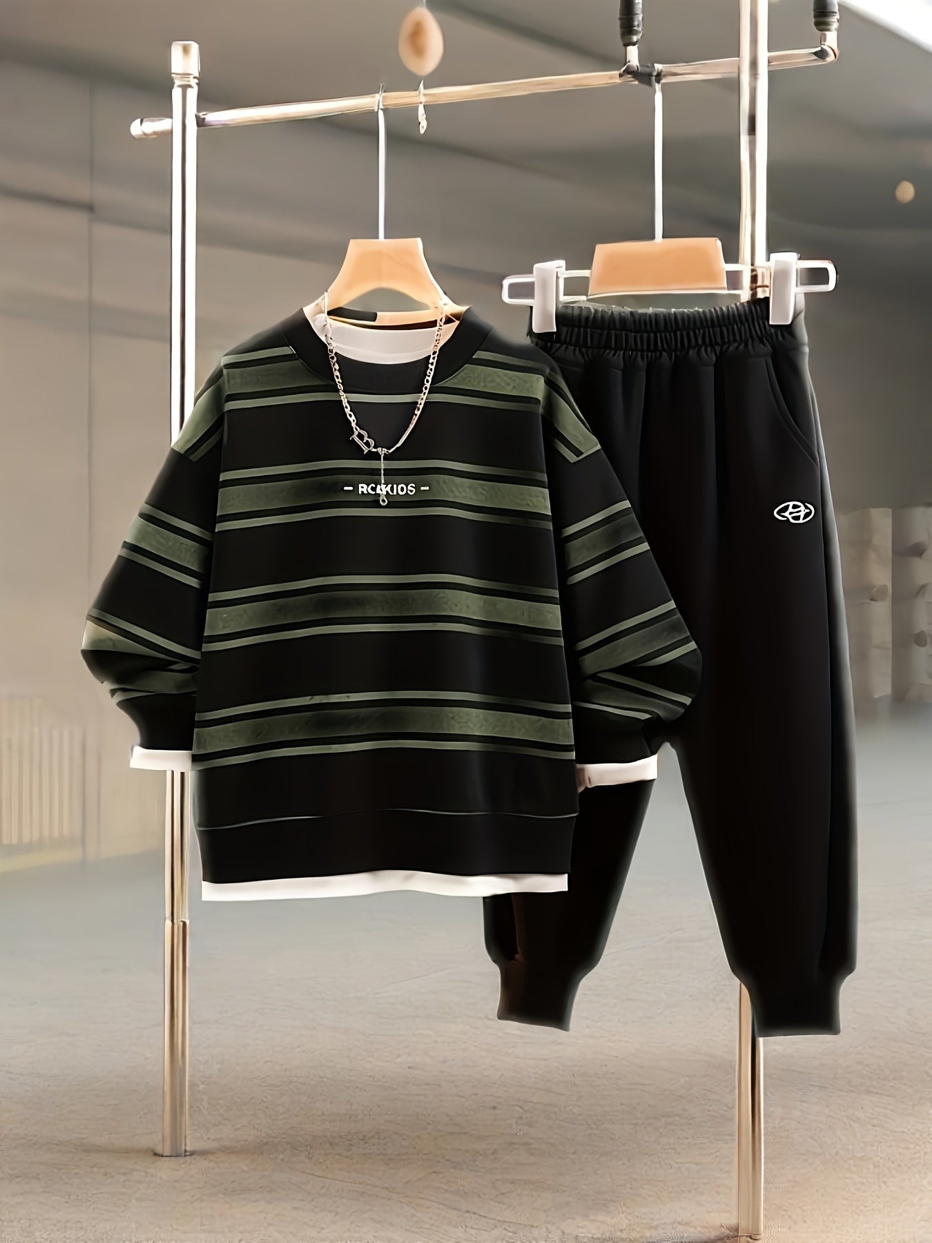 Boys' Autumn 2025 New Style Outfit Featuring a Round Neck Sweatshirt And Pants, Designed to Look Like a Two-Piece Set with Trendy Striped Prints, for Outdoor