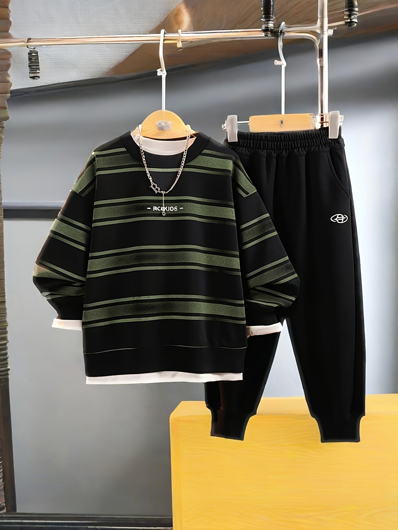 Boys' Autumn 2025 New Style Outfit Featuring a Round Neck Sweatshirt And Pants, Designed to Look Like a Two-Piece Set with Trendy Striped Prints, for Outdoor