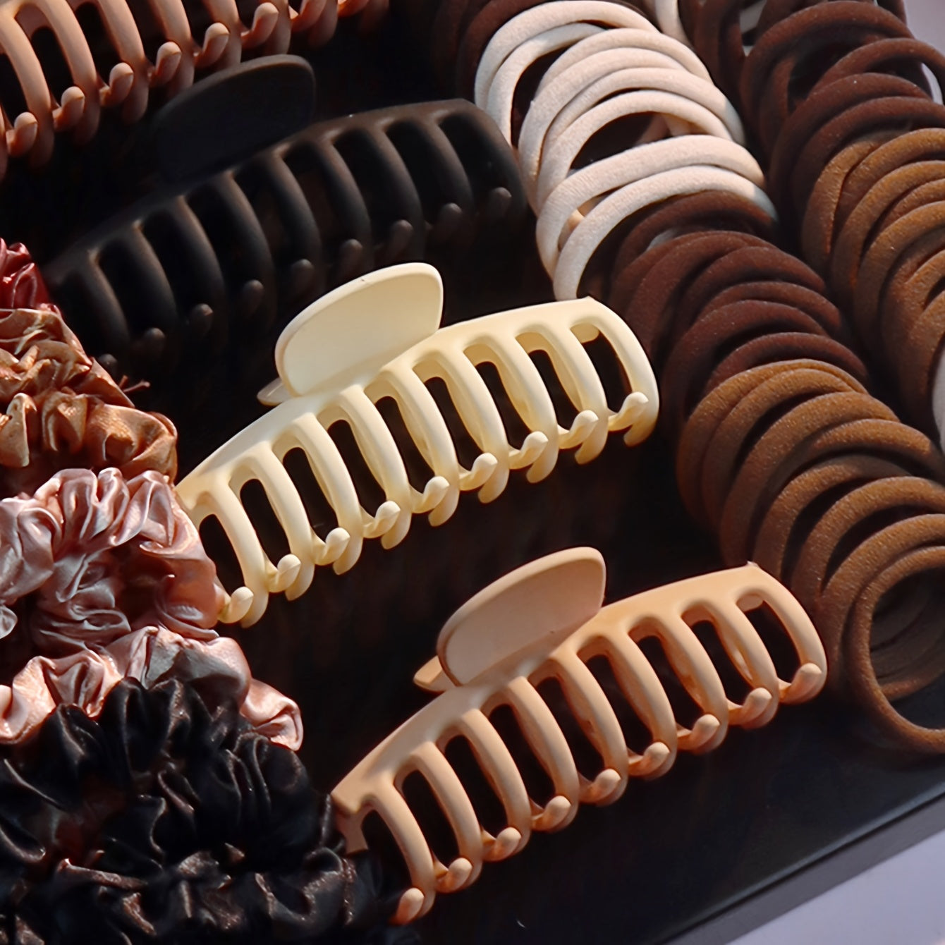 A Collection of New Hair Accessories for Women, Including Seamless Ponytail Holders, Assorted Hair Clips, Scrunchies, And Hair Bands, Perfect for Holiday Parties.
