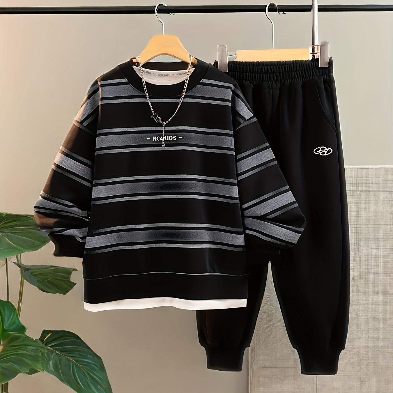 Boys' Autumn 2025 New Style Outfit Featuring a Round Neck Sweatshirt And Pants, Designed to Look Like a Two-Piece Set with Trendy Striped Prints, for Outdoor