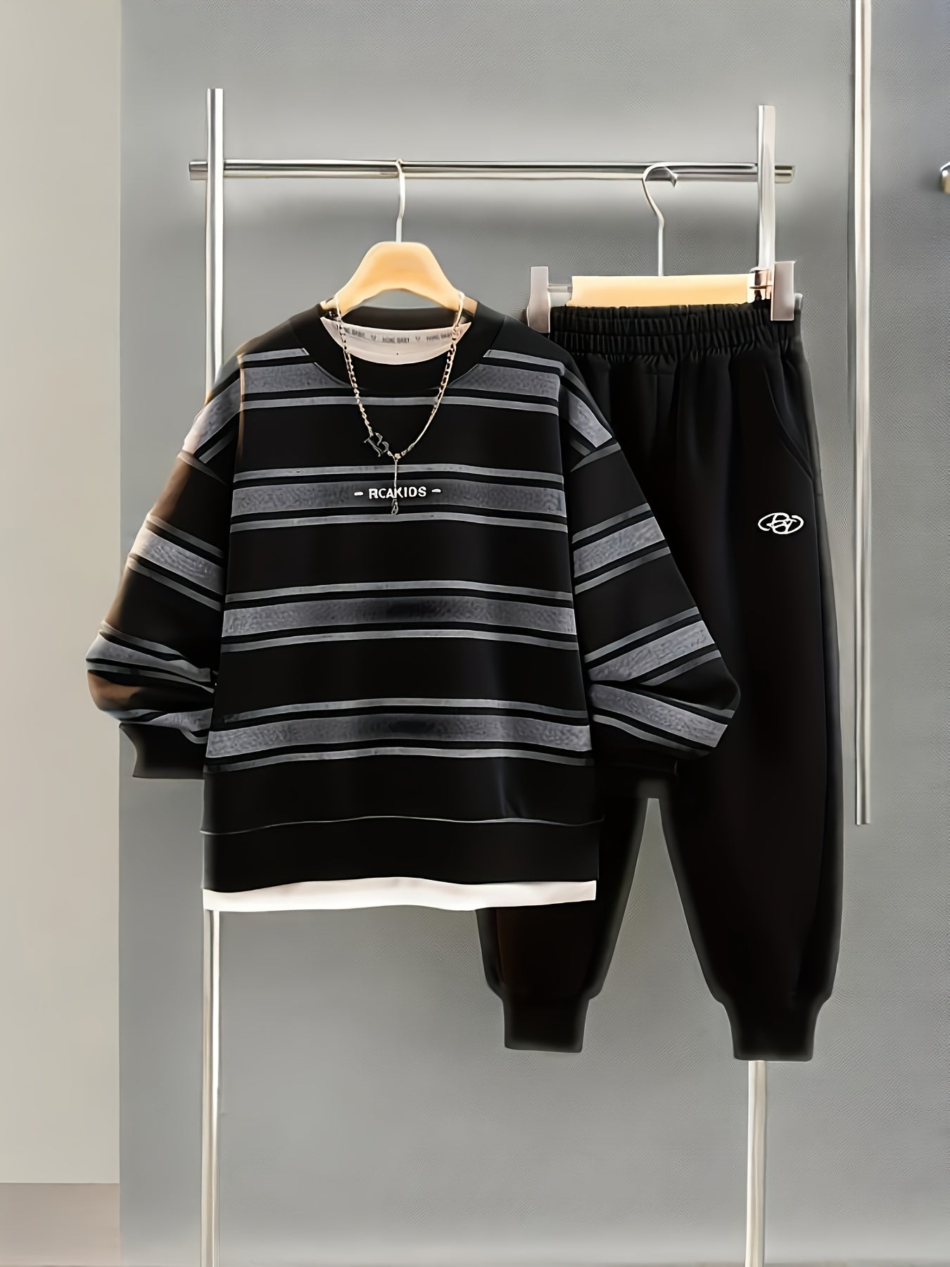 Boys' Autumn 2025 New Style Outfit Featuring a Round Neck Sweatshirt And Pants, Designed to Look Like a Two-Piece Set with Trendy Striped Prints, for Outdoor