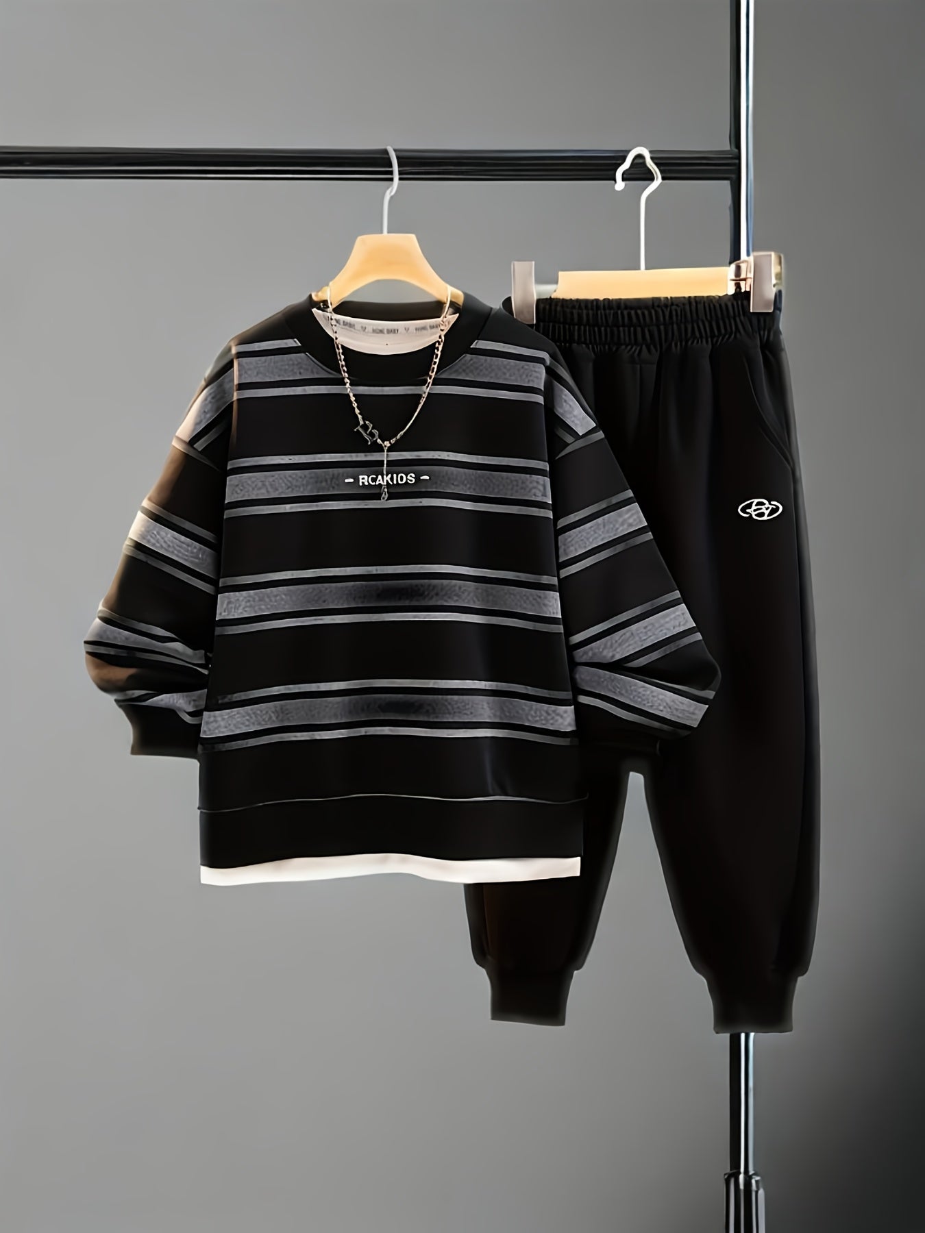 Boys' Autumn 2025 New Style Outfit Featuring a Round Neck Sweatshirt And Pants, Designed to Look Like a Two-Piece Set with Trendy Striped Prints, for Outdoor