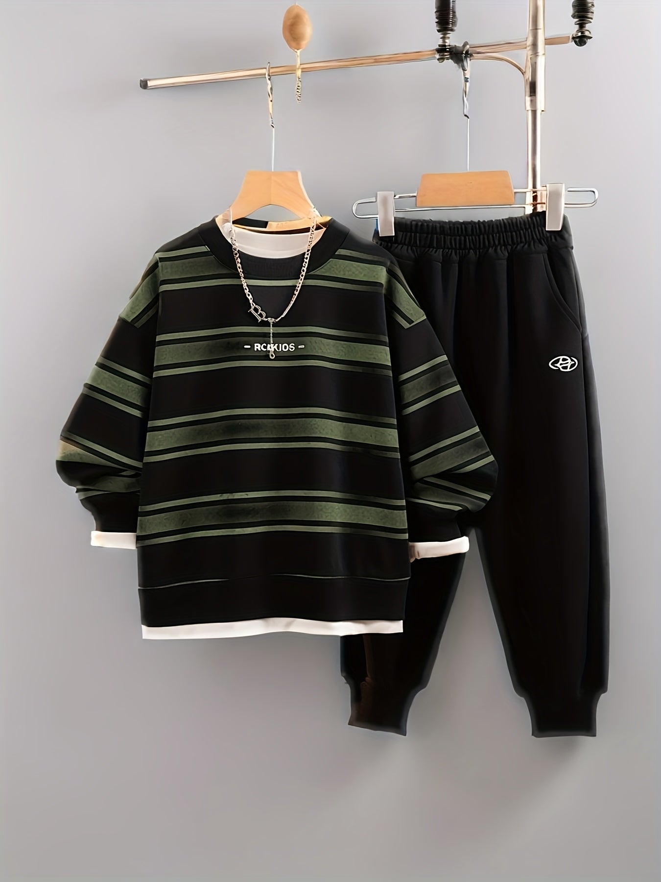 Boys' Autumn 2025 New Style Outfit Featuring a Round Neck Sweatshirt And Pants, Designed to Look Like a Two-Piece Set with Trendy Striped Prints, for Outdoor