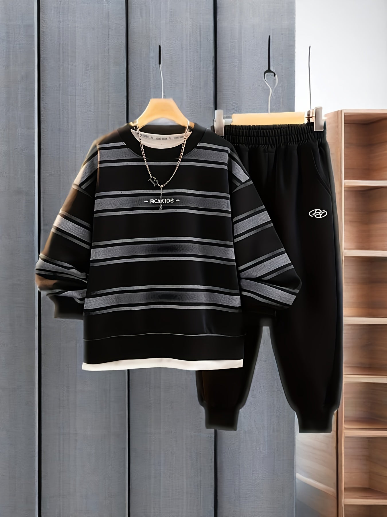 Boys' Autumn 2025 New Style Outfit Featuring a Round Neck Sweatshirt And Pants, Designed to Look Like a Two-Piece Set with Trendy Striped Prints, for Outdoor